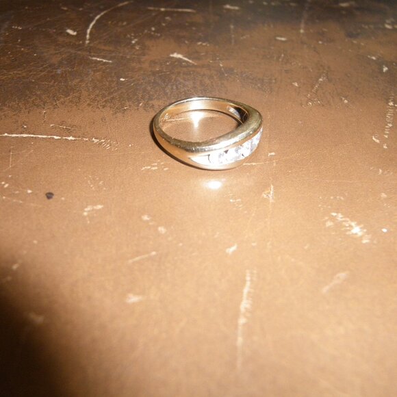 Vintage Women's 14K Gold Classic Wedding Band w/ 5 Diamonds - Picture 2 of 5